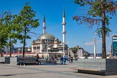 Taksim, istanbul, Türkiye-9 Haziran 2021 Taksim Meydanı 'ndan yeşil parkları, İstanbul' daki geniş meydanı, tarihi ve modern binaları ile birlikte yaz manzarası.