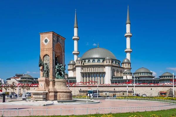 Taksim, istanbul, Türkiye-9 Haziran 2021 Taksim Meydanı 'ndan yeşil parkları, İstanbul' daki geniş meydanı, tarihi ve modern binaları ile birlikte yaz manzarası.