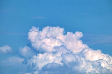 Mavi gökyüzü ve doğada bulutlar