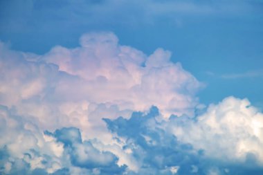 Mavi gökyüzü ve doğada bulutlar