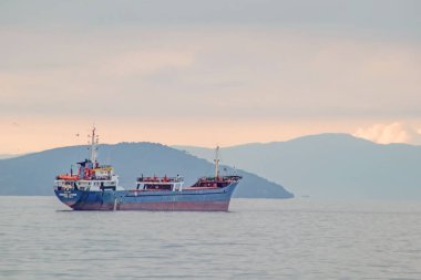 Marmara Denizi, İstanbul, Türkiye-15 Haziran 2021 Türkiye Marmara Denizi ve Marmara Denizi manzaralı kargo gemileri sabah erken saatlerde.
