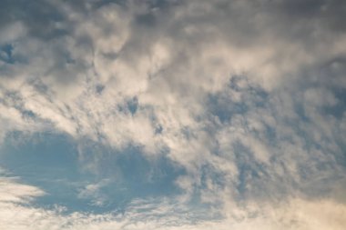 Mavi gökyüzü ve doğada bulutlar