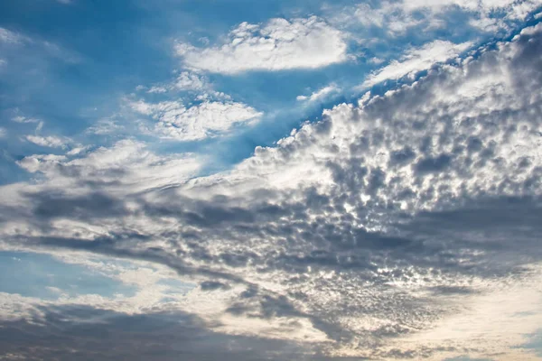 自然界に雲がある青い空 — ストック写真