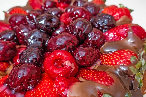 准备吃草莓和蓝莓蛋糕 — 图库照片