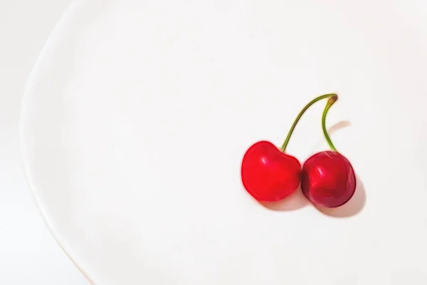 Close Κόκκινα Κεράσια Λευκό Πιάτο — Διανυσματικό Αρχείο
