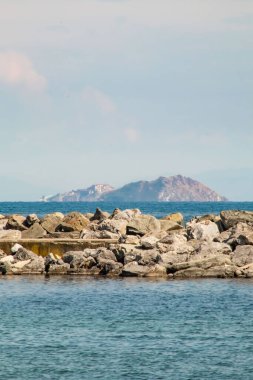 İstanbul 'daki Marmara Denizi' nde kayalıklar ve Yassiada manzarası