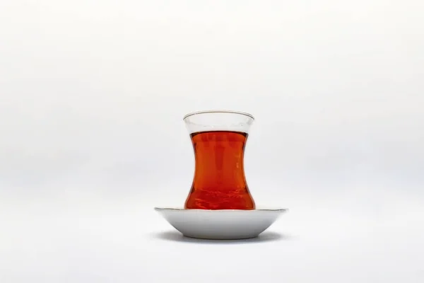 Valmis Juomaan Perinteistä Turkkilaista Teetä Lasikuppiin — kuvapankkivalokuva