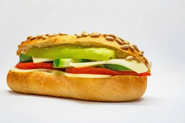 キュウリ トマト コショウ チェダーチーズ付きのすぐに食べられるサンドイッチ — ストック写真