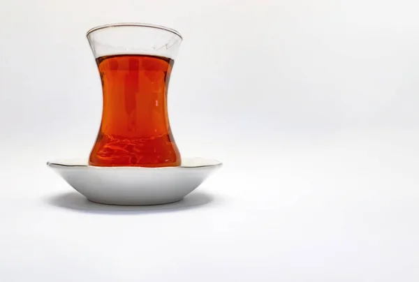 Valmis Juomaan Perinteistä Turkkilaista Teetä Lasikuppiin — kuvapankkivalokuva