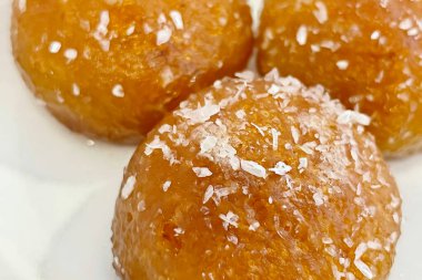 Geleneksel Türk Kemalpaşa tatlısını yemeye hazır olun.