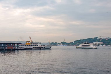 İstanbul, Türkiye-Haziran 10.2021.İstanbul, Avrupa ve Asya kıtaları arasındaki rüya şehir, tarihi, modern ve doğal güzellikleriyle. İstanbul 'dan sabah erken saatlerde şehir manzarası.