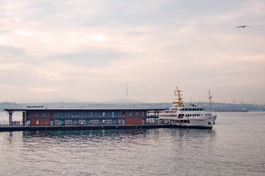 İstanbul, Türkiye-Haziran 10.2021.İstanbul, Avrupa ve Asya kıtaları arasındaki rüya şehir, tarihi, modern ve doğal güzellikleriyle. İstanbul 'dan sabah erken saatlerde şehir manzarası.