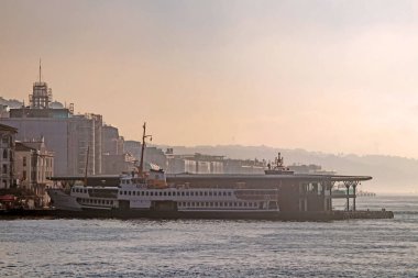 İstanbul, Türkiye-Haziran 10.2021.İstanbul, Avrupa ve Asya kıtaları arasındaki rüya şehir, tarihi, modern ve doğal güzellikleriyle. İstanbul 'dan sabah erken saatlerde şehir manzarası.