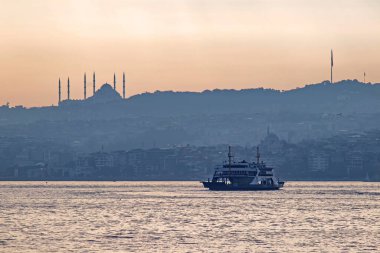 İstanbul, Türkiye-Haziran 10.2021.İstanbul, Avrupa ve Asya kıtaları arasındaki rüya şehir, tarihi, modern ve doğal güzellikleriyle. İstanbul 'dan sabah erken saatlerde şehir manzarası.