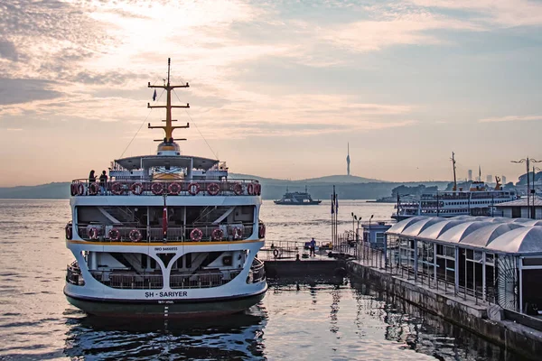 İstanbul, Türkiye-Haziran 10.2021.İstanbul, Avrupa ve Asya kıtaları arasındaki rüya şehir, tarihi, modern ve doğal güzellikleriyle. İstanbul 'dan sabah erken saatlerde şehir manzarası.