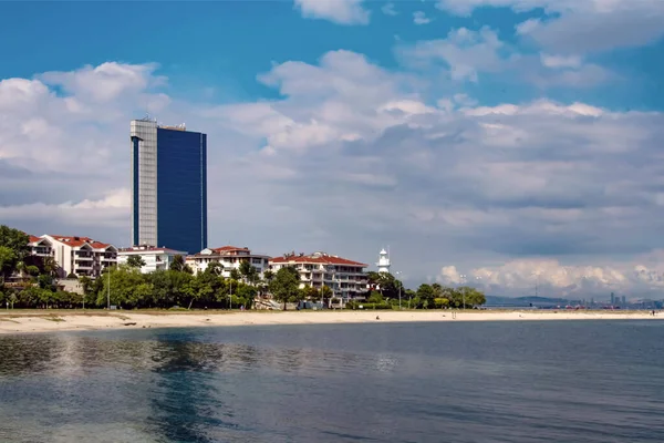 yeesilkoy, istanbul, Türkiye - 15 Haziran 2021 İstanbul 'un Yeilky ilçesinden mimari yapıları ve turistik doğal güzellikleri ile manzara.