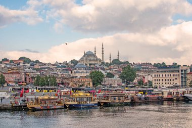 İstanbul, İstanbul 'dan 8 Temmuz 2021. Manzara. Yaz mevsiminin erken saatlerinde, tarihi yapıları, turistik ve doğal güzellikleri ile İstanbul' dan..