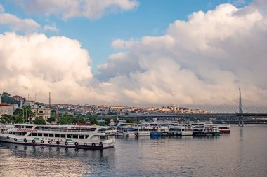 İstanbul, İstanbul 'dan 8 Temmuz 2021. Manzara. Yaz mevsiminin erken saatlerinde, tarihi yapıları, turistik ve doğal güzellikleri ile İstanbul' dan..