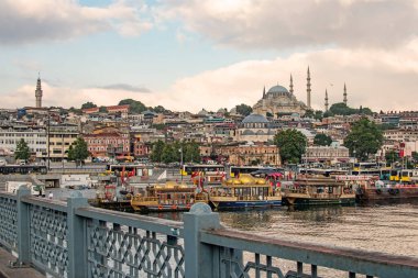 İstanbul, İstanbul 'dan 8 Temmuz 2021. Manzara. Yaz mevsiminin erken saatlerinde, tarihi yapıları, turistik ve doğal güzellikleri ile İstanbul' dan..