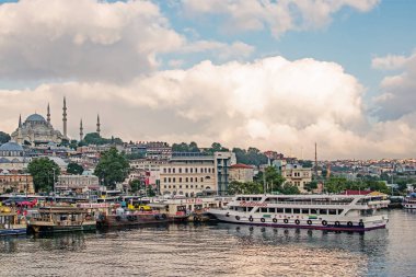 İstanbul, İstanbul 'dan 8 Temmuz 2021. Manzara. Yaz mevsiminin erken saatlerinde, tarihi yapıları, turistik ve doğal güzellikleri ile İstanbul' dan..