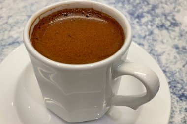 Beyaz fincanda geleneksel Türk kahvesi.