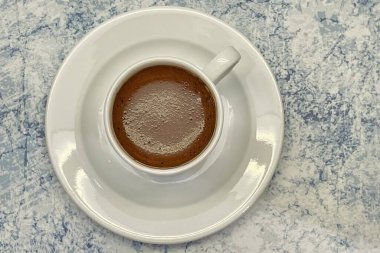 Beyaz fincanda geleneksel Türk kahvesi.