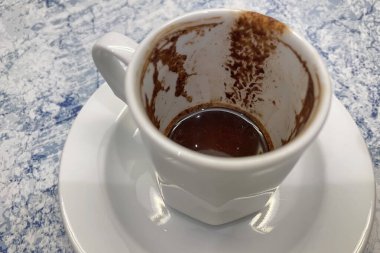 Beyaz fincanda geleneksel Türk kahvesi.