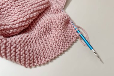 Örgü yünü ve örgü örmeyi kapat