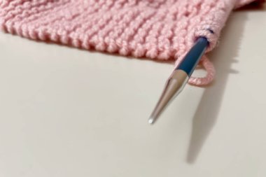 Örgü yünü ve örgü örmeyi kapat