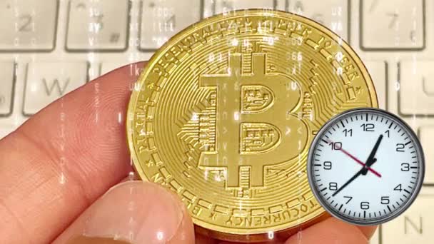 Penambangan Cryptocurrency Koin Bitcoin Fisik Tangan — Stok Video