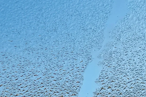 关上玻璃杯上的雨滴和水滴 — 图库矢量图片