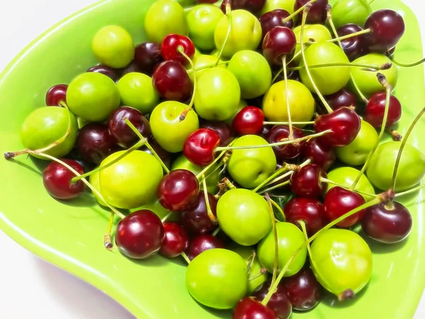 Připravené Jídlu Omyté Višně Švestky Zeleném Talíři Ovocnými Figurkami — Stock fotografie