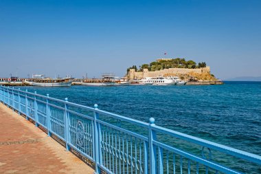 Kusadasi, Aydın, Türkiye - 25 Temmuz 2021. Kusadasi, Türkiye 'nin önemli turizm beldelerinden biri. Yazın tarihi ve doğal güzellikleriyle eski şehir ve kasaba merkezinin manzarası..