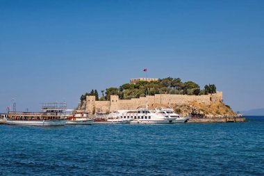 Kusadasi, Aydın, Türkiye - 25 Temmuz 2021. Kusadasi, Türkiye 'nin önemli turizm beldelerinden biri. Yazın tarihi ve doğal güzellikleriyle eski şehir ve kasaba merkezinin manzarası..