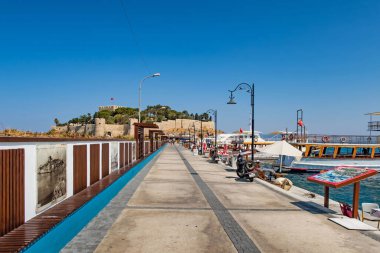 Kusadasi, Aydın, Türkiye - 25 Temmuz 2021. Kusadasi, Türkiye 'nin önemli turizm beldelerinden biri. Yazın tarihi ve doğal güzellikleriyle eski şehir ve kasaba merkezinin manzarası..