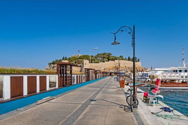 Kusadasi, Aydın, Türkiye - 25 Temmuz 2021. Kusadasi, Türkiye 'nin önemli turizm beldelerinden biri. Yazın tarihi ve doğal güzellikleriyle eski şehir ve kasaba merkezinin manzarası..