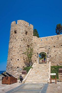 Kusadasi, Aydın, Türkiye - 25 Temmuz 2021. Kusadasi, Türkiye 'nin önemli turizm beldelerinden biri. Yazın tarihi ve doğal güzellikleriyle eski şehir ve kasaba merkezinin manzarası..