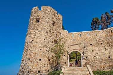 Kusadasi, Aydın, Türkiye - 25 Temmuz 2021. Kusadasi, Türkiye 'nin önemli turizm beldelerinden biri. Yazın tarihi ve doğal güzellikleriyle eski şehir ve kasaba merkezinin manzarası..