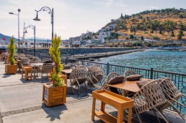 Kusadasi, Aydın, Türkiye - 25 Temmuz 2021. Kusadasi, Türkiye 'nin önemli turizm beldelerinden biri. Yazın tarihi ve doğal güzellikleriyle eski şehir ve kasaba merkezinin manzarası..