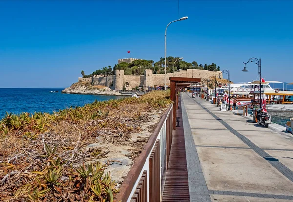 Kusadasi, Aydın, Türkiye - 25 Temmuz 2021. Kusadasi, Türkiye 'nin önemli turizm beldelerinden biri. Yazın tarihi ve doğal güzellikleriyle eski şehir ve kasaba merkezinin manzarası..