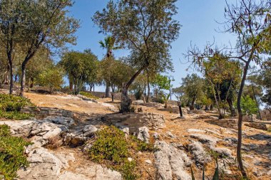 Kusadasi, Aydın, Türkiye - 25 Temmuz 2021. Kusadasi, Türkiye 'nin önemli turizm beldelerinden biri. Yazın tarihi ve doğal güzellikleriyle eski şehir ve kasaba merkezinin manzarası..