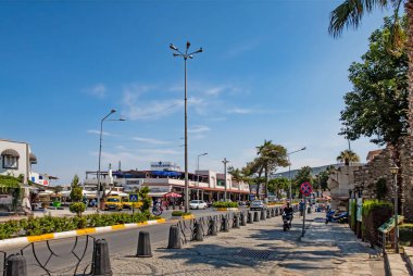 Kusadasi, Aydın, Türkiye - 25 Temmuz 2021. Kusadasi, Türkiye 'nin önemli turizm beldelerinden biri. Yazın tarihi ve doğal güzellikleriyle eski şehir ve kasaba merkezinin manzarası..