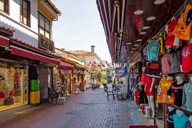 Kusadasi, Aydın, Türkiye - 25 Temmuz 2021. Kusadasi, Türkiye 'nin önemli turizm beldelerinden biri. Yazın tarihi ve doğal güzellikleriyle eski şehir ve kasaba merkezinin manzarası..
