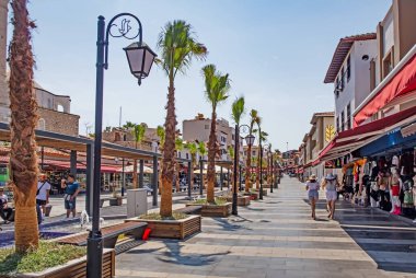Kusadasi, Aydın, Türkiye - 25 Temmuz 2021. Kusadasi, Türkiye 'nin önemli turizm beldelerinden biri. Yazın tarihi ve doğal güzellikleriyle eski şehir ve kasaba merkezinin manzarası..