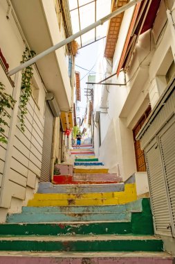 Kusadasi, Aydın, Türkiye - 25 Temmuz 2021. Kusadasi, Türkiye 'nin önemli turizm beldelerinden biri. Yazın tarihi ve doğal güzellikleriyle eski şehir ve kasaba merkezinin manzarası..