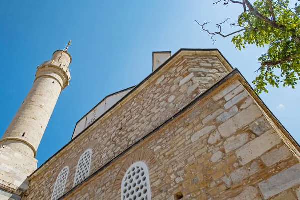 Kusadasi, Aydın, Türkiye - 25 Temmuz 2021. Kusadasi, Türkiye 'nin önemli turizm beldelerinden biri. Yazın tarihi ve doğal güzellikleriyle eski şehir ve kasaba merkezinin manzarası..