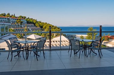 Kusadasi, Aydın, Türkiye - 25 Temmuz 2021 Pinebay tatil köyü ve Kusadasi 'deki tatil köyü manzarası, deniz, doğa ve yaz mevsimi.