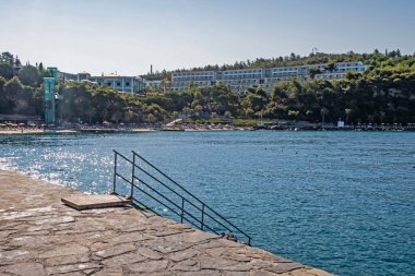 Kusadasi, Aydın, Türkiye - 25 Temmuz 2021 Pinebay tatil köyü ve Kusadasi 'deki tatil köyü manzarası, deniz, doğa ve yaz mevsimi.