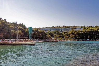 Kusadasi, Aydın, Türkiye - 25 Temmuz 2021 Pinebay tatil köyü ve Kusadasi 'deki tatil köyü manzarası, deniz, doğa ve yaz mevsimi.