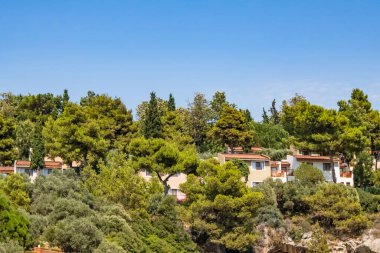 Kusadasi, Aydın, Türkiye - 25 Temmuz 2021 Pinebay tatil köyü ve Kusadasi 'deki tatil köyü manzarası, deniz, doğa ve yaz mevsimi.